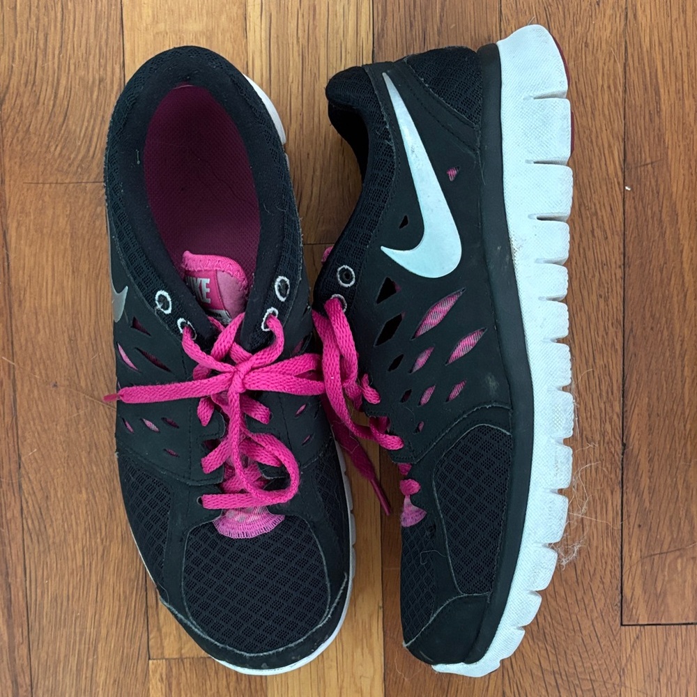 Nike Women's Black and Pink Athletic Shoes